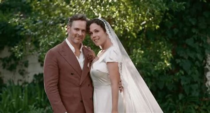 Is Erin Krakow Married? Uncovering The Truth