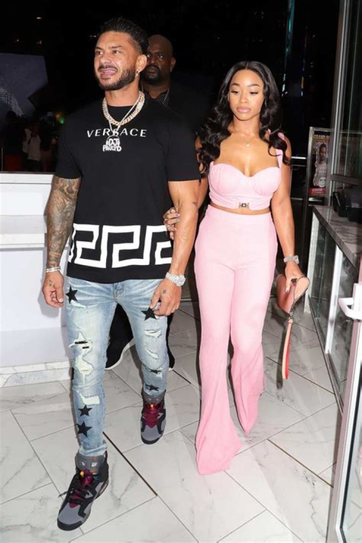 Is He ACTUALLY Engaged to Nikki Hall?
